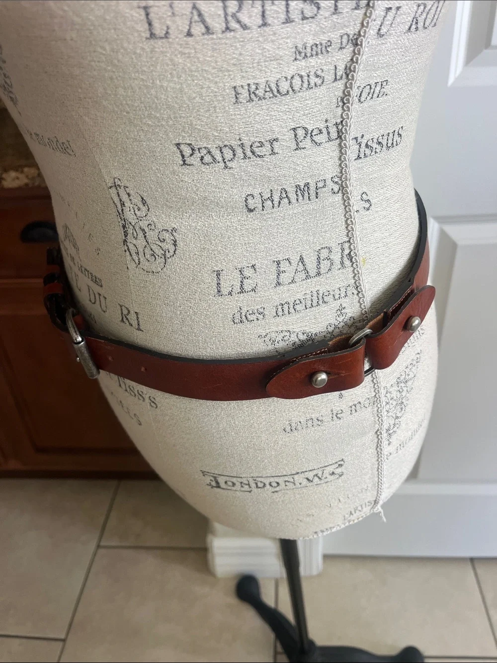 EUC Tommy Hilfiger brown leather belt silver studded accents size 32
